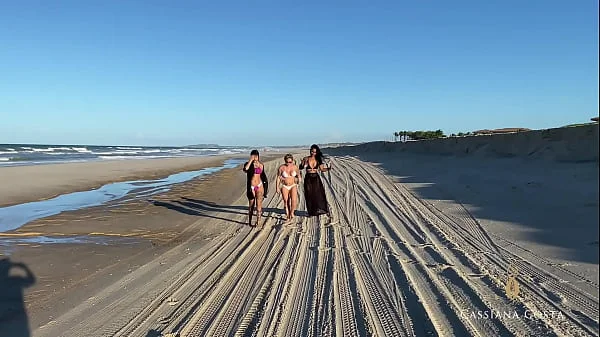 Aquele passeio nua com minhas amigas na praia, os rapazes muito excitados em nos ver peladinhas tomando sol.