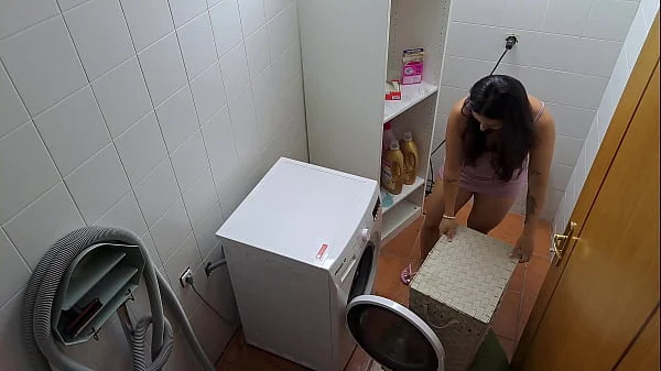 Horny Married Mom Fucks the Handyman on The Laundry Machine