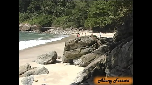 Levando os Turistas a Loucura e Chupando Buceta na Praia