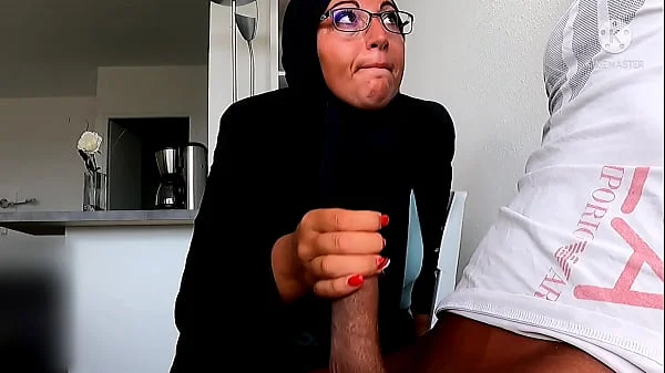 He wanks his cock in the waiting room, this Muslim businesswoman is caught in the act of empty explosive French ball ...