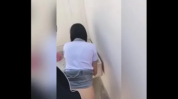 ESTUDIANTE Mexicana CHUPANDO una VERGA en la Escuela y al Final la PONEN de PERRITO y se la COGEN ATRAS de los Salones! Se SALE de Clases para CHUPARLE la Verga a un Amigo a Escondidas! Sexo Real Amateur! (SEGUNDA PARTE)