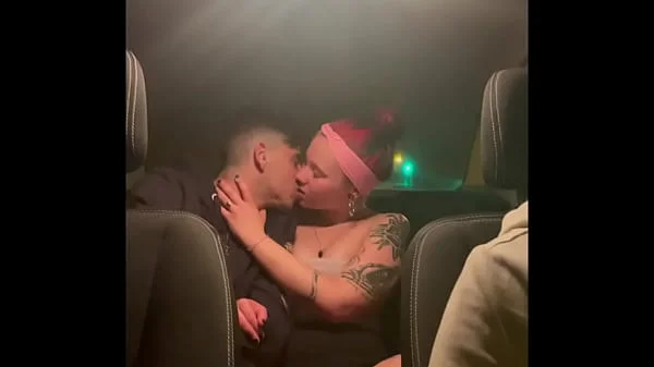 amigos follando en un taxi al regresar de fiesta camara oculta amateur