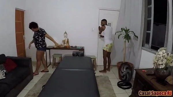 Durante uma massagem relaxante acabei convencendo o massagista a me foder gostoso